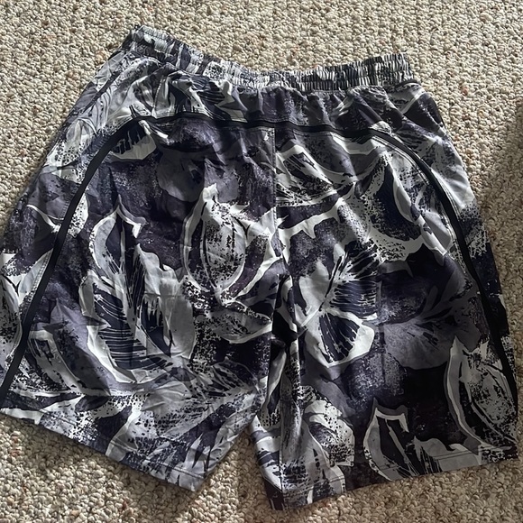 Men’s Large Lululemon athletic shorts - Picture 2 of 3